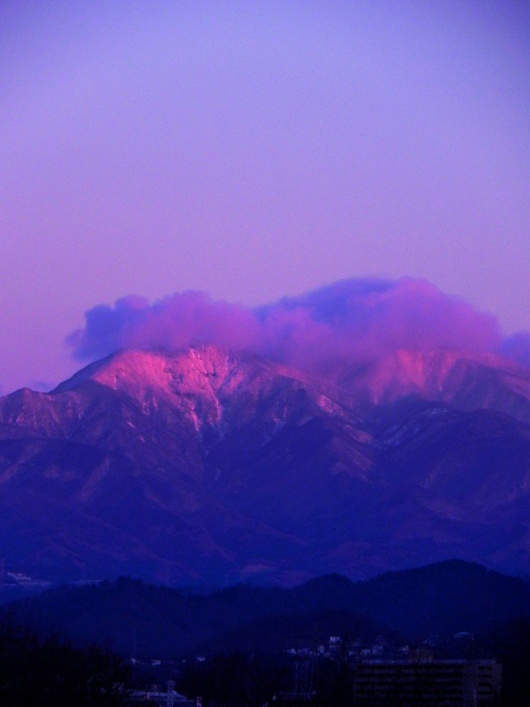 1.8夜明け後、一時ピンクに染まる「赤城山」 (2)