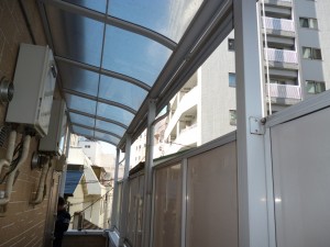 屋根パネル、正面スクリーン施工前