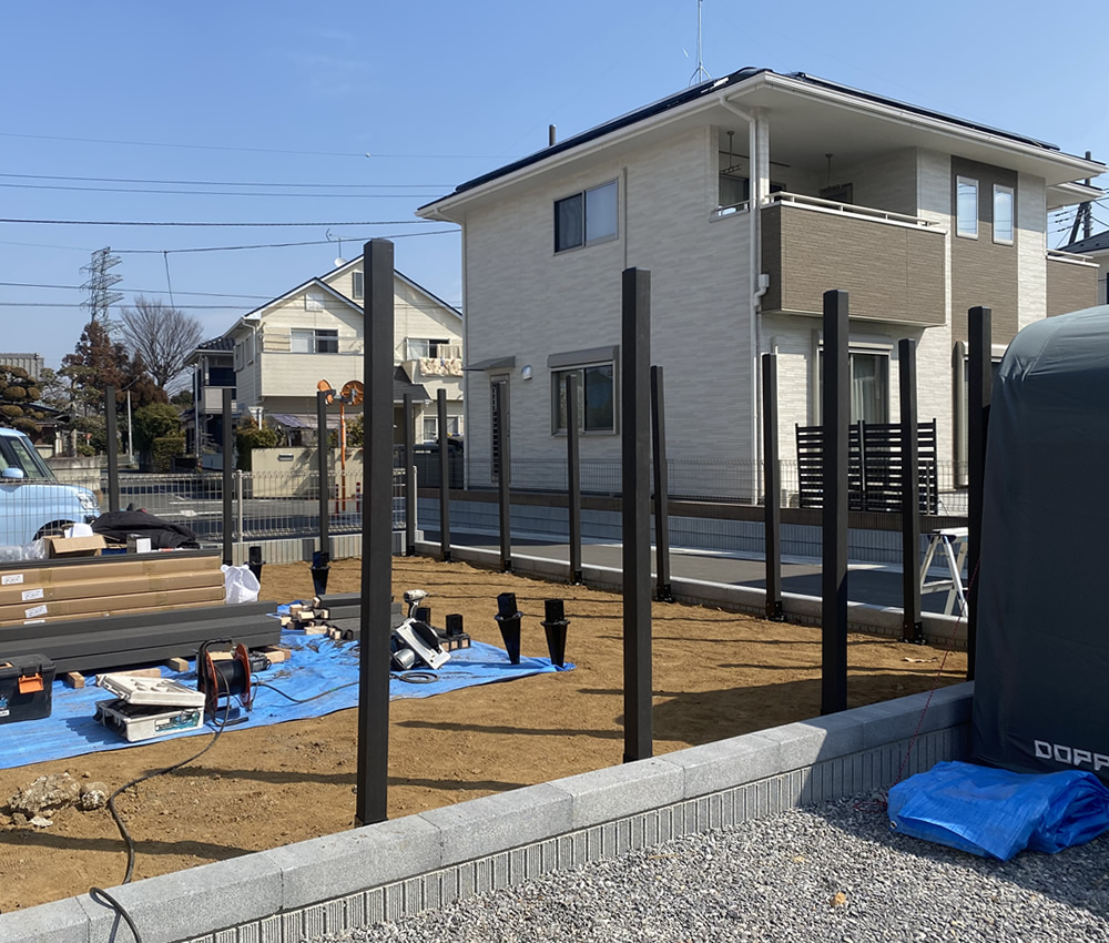 人工木ポストの設置風景