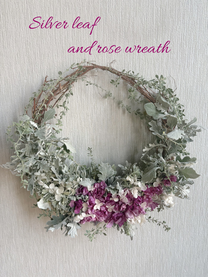 シルバーリーフとバラのリース