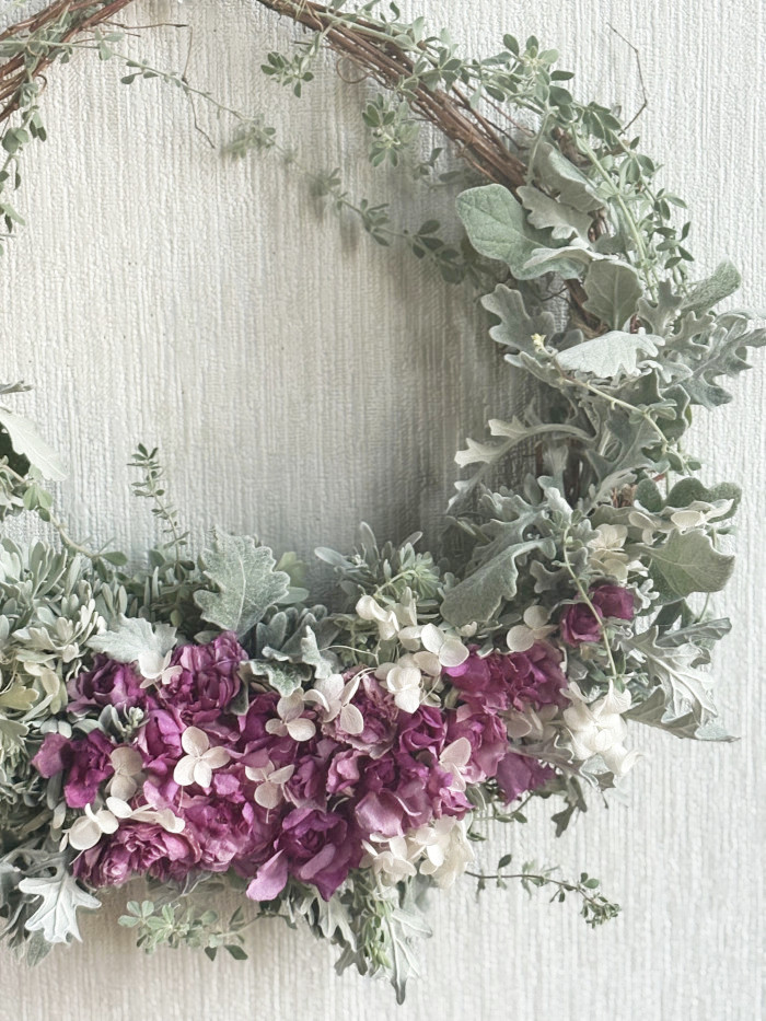 シルバーリーフとバラのリース