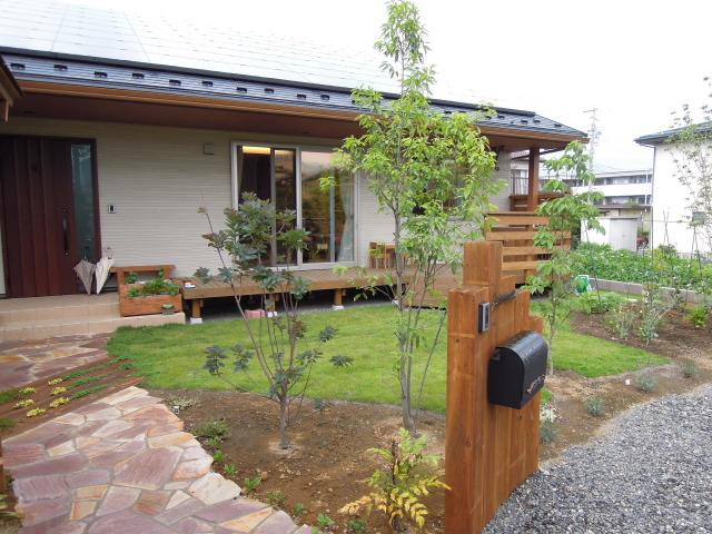 ウッドデッキと天然芝と天然石の庭 長野県アイザックデザイン メリーガーデン お庭ブログ