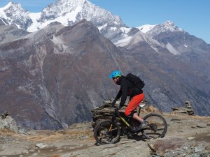 マウンテンバイクの若者