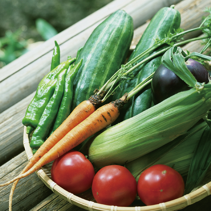 夏に採れた野菜をご近所で分け合うのも縁側です。