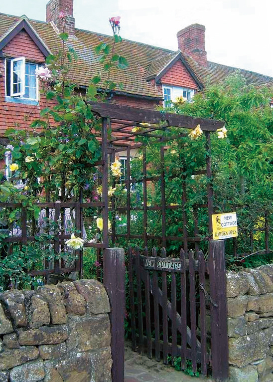 英国オックスフォードにある一般住宅。 アーチにあるNGSの黄色いサインがオープンガーデンの目印です。