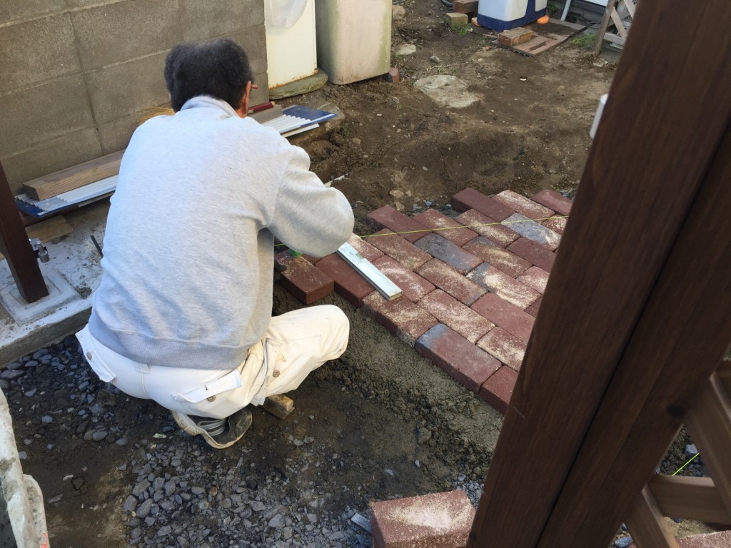 東海村　I様邸　レンガ敷き状況