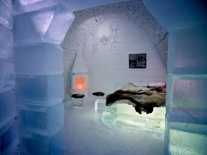 Hotel-made-​-of-ice-and-snow-in-Sweden-001-550x412