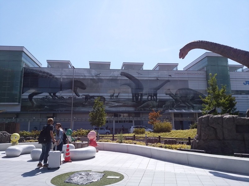 福井駅前・恐竜モニュメント　３