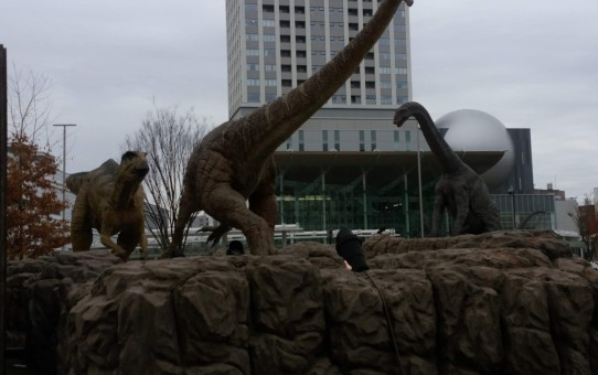 JR福井駅前広場恐竜のモニュメント