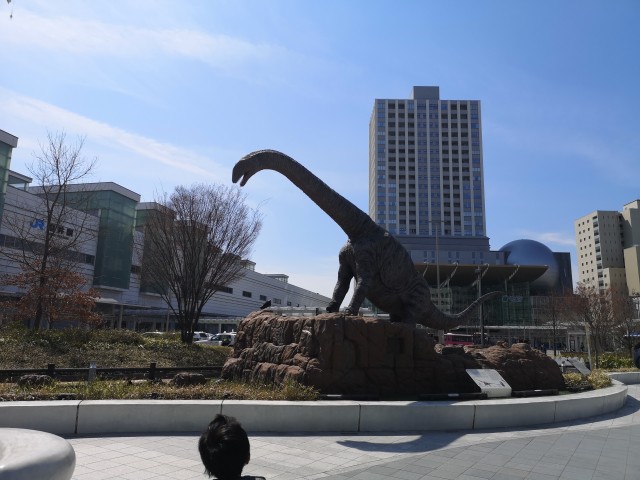 福井駅前広場に恐竜