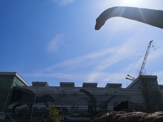 福井駅前広場に恐竜のモニュメント