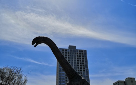 福井駅前広場に恐竜