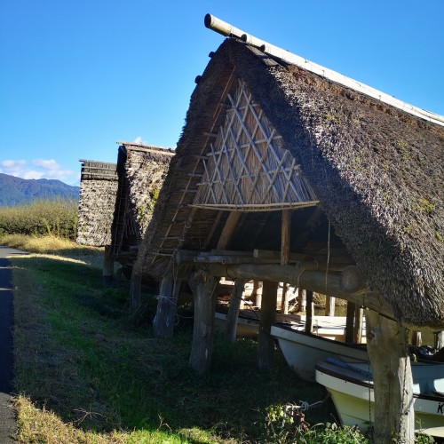 茅葺き小屋