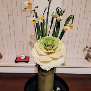 玄関ホールの設え/越前水仙と葉牡丹