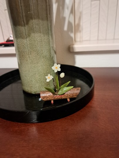 玄関ホールの設え/ガラス細工の越前水仙