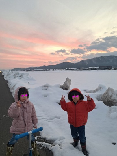 冬のお散歩/雪と茜色の空