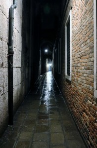 ヴェネチアの狭い路地