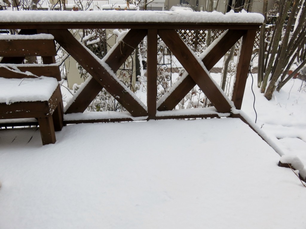 白く雪の積もったウッドデッキ