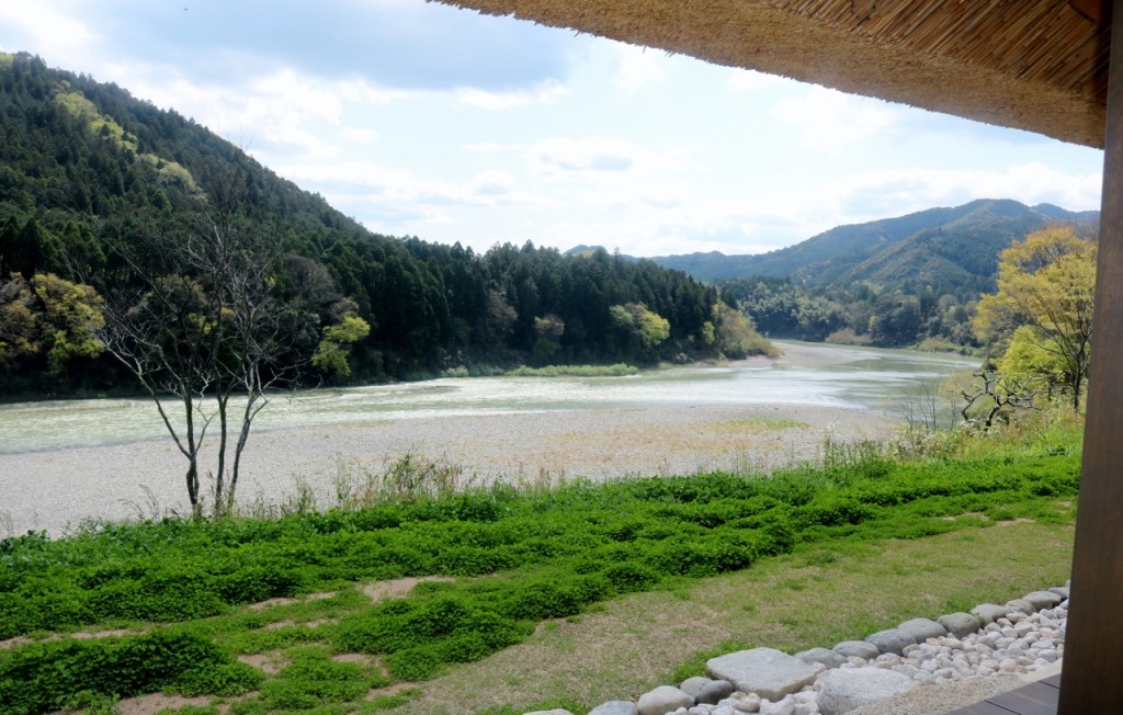 席から見える宮川の流れる里山の風景