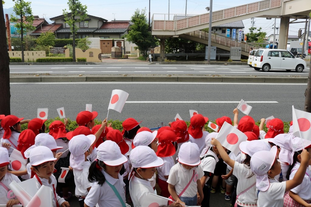 両陛下を待つ子供たち